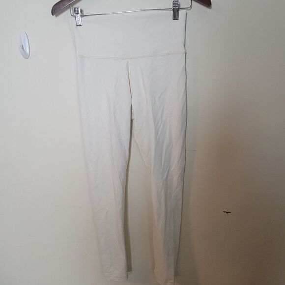 Aritzia TnAction TnaLIFE Cheeky Hi-Rise Legging size medium White - Picture 3 of 4